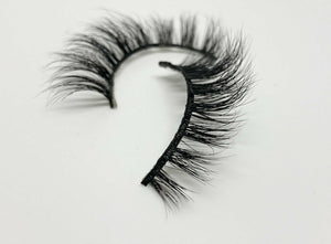 Ari Frames "The Bestie Lash"